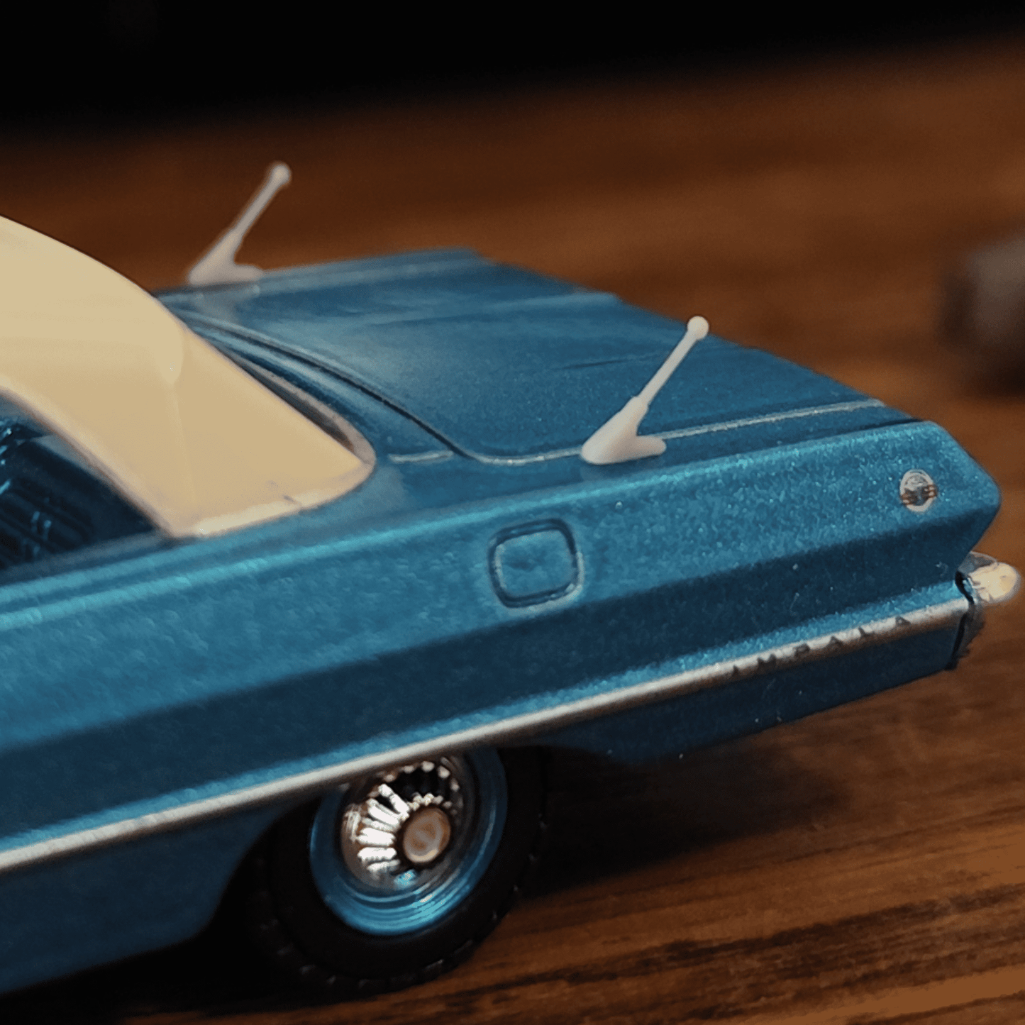 Dual antennas Chevrolet Impala 1/64