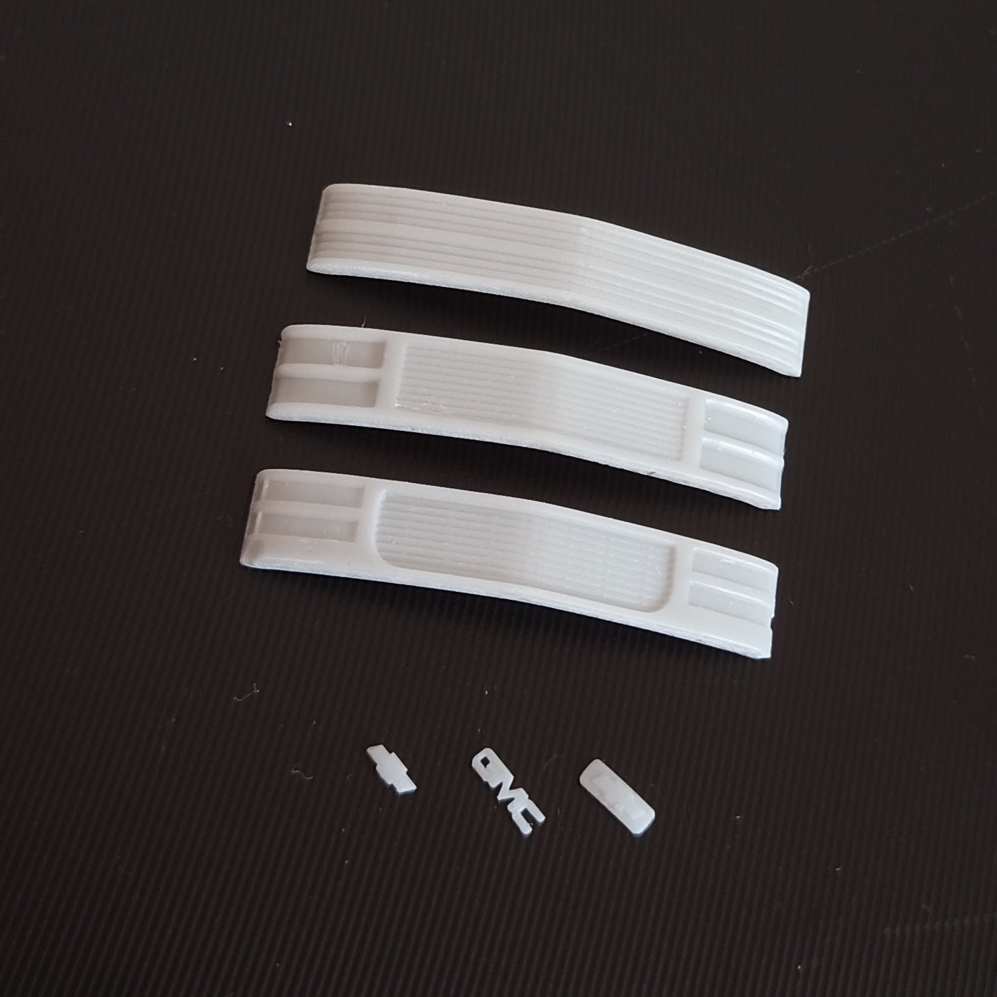 1/64 pack of 3 grills for M2 C1500 OBS with emblems